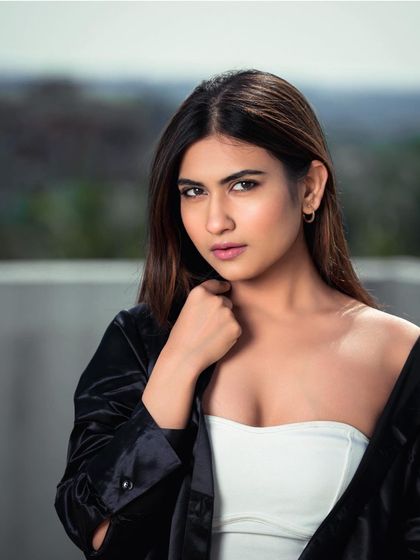 A simple and clean portrait taken on a terrace, using bright, natural sunlight. This kind of straightforward, punchy shot is effective for model portfolios and casual wear lookbooks.