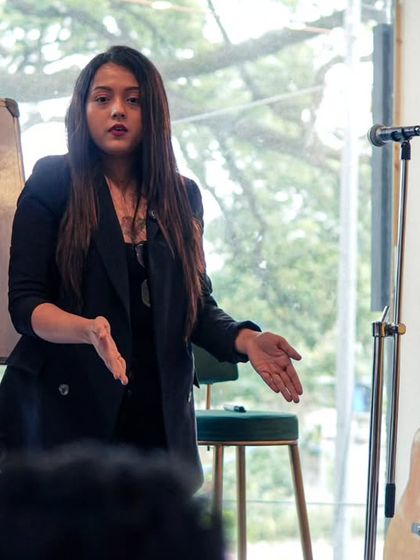 Explaining the mechanics of the voice using a whiteboard. My goal is to make complex concepts accessible so you understand what's happening physically when you sing.