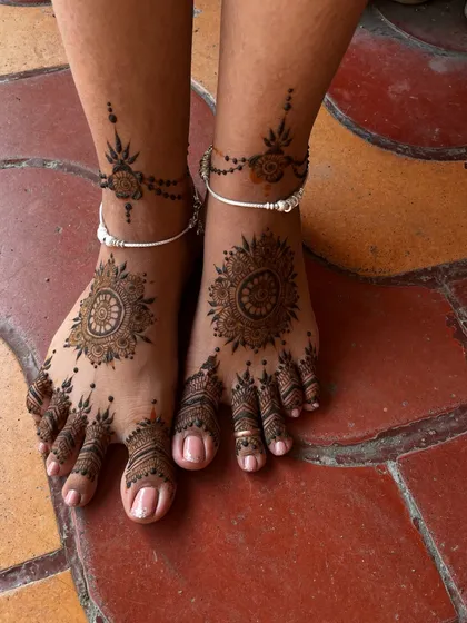 A simple yet stunning mandala design for the feet, paired with a delicate chain pattern around the ankle. This is a great option for an engagement or for bridesmaids.