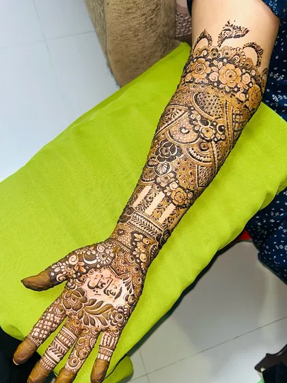 A full-arm view of this gorgeous bridal mehendi. The patterns are dense and the coverage is flawless.