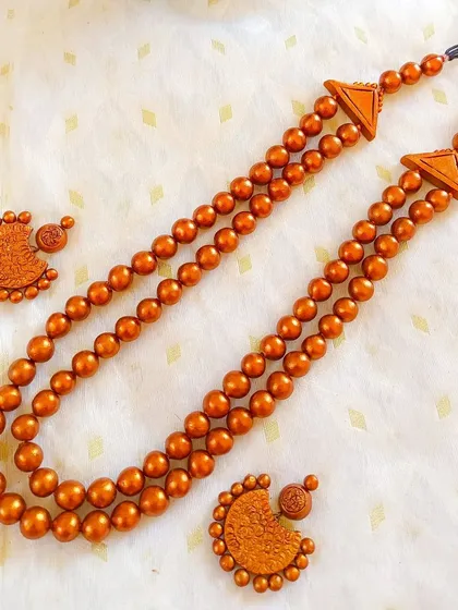 The same 'maharani' style necklace, here in a warm, metallic copper color.