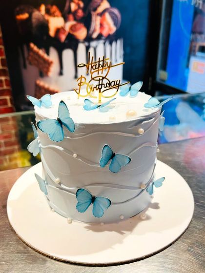 Elegant Floral & Themed Cakes photo 7