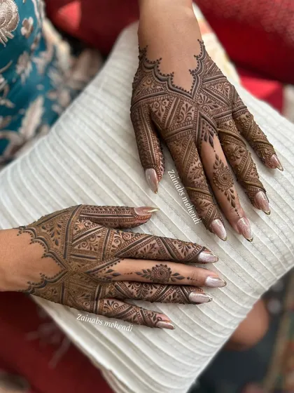 Minimalist yet striking. This geometric Arabic design is perfect for a bride who wants a modern and elegant look, or for guests who want a sophisticated design for a wedding or festival.