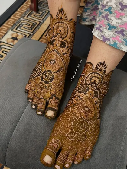 Another view of this beautiful feet design. The patterns are a mix of floral and traditional motifs.