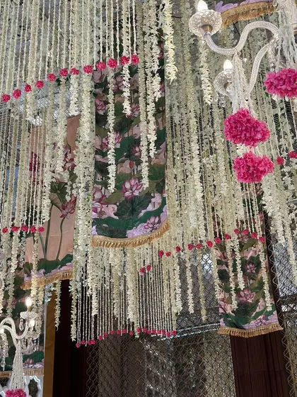 Marking the entrance with these gorgeously grand suspensions of jasmine and pink florals. They are as fragrant as they are aesthetic. 🌸🤍