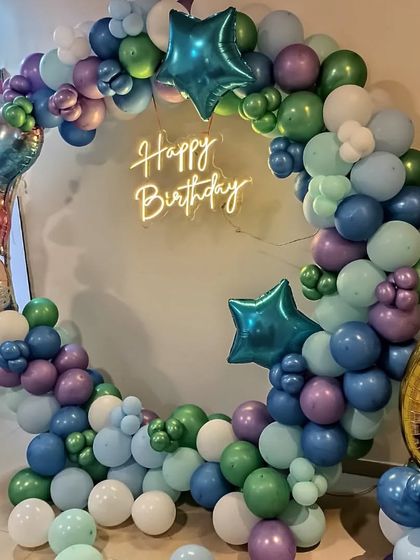 A side view of the mermaid balloon ring, showing the depth and texture of the balloon arrangement.