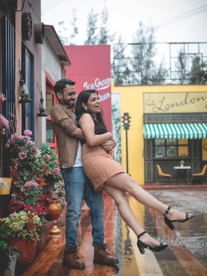 A joyful and energetic lift, this pre-wedding photo captures the couple's happiness in a fun and colorful setting.