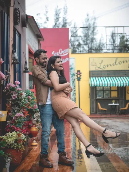 A joyful and energetic lift, this pre-wedding photo captures the couple's happiness in a fun and colorful setting.