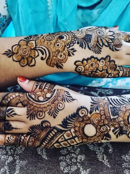 A lovely, simple design for a brother's engagement party. This shows how even a lighter pattern can be perfect for celebrating a special family occasion.