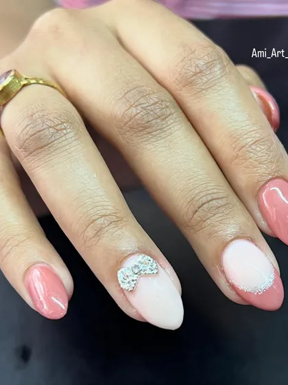 A pretty pink set with a delicate crystal bow accent. The 3D bow adds a touch of sparkle and dimension.