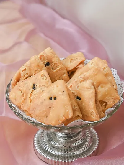 I am passionate about keeping traditions alive, which is why my wedding savory collection is so close to my heart. This is a bowl of my golden, crispy mathis, a classic treat that brings back the charm of timeless wedding rituals.