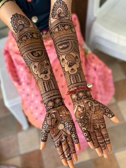 This design is a beautiful example of paisley and peacock motifs, with a very clean and flowing pattern.