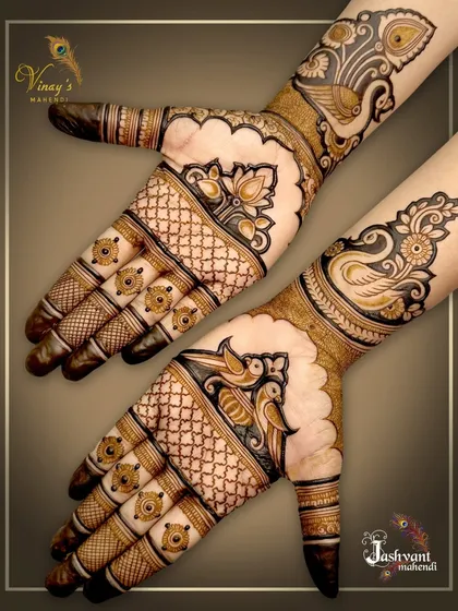 Another beautiful mirrored design for two hands, featuring elegant bird motifs.