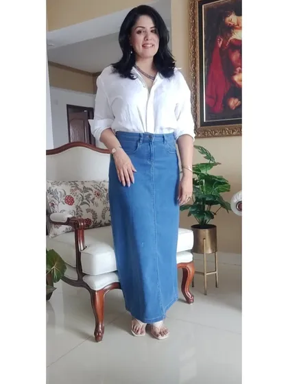 A classic white linen shirt and a long denim skirt is a combination that never fails. It's chic, comfortable, and perfect for a spontaneous meetup with friends. This is the kind of versatile, timeless look I love helping my clients discover in their own wardrobes.