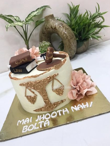 A fun and quirky law-themed cake with the phrase "Mai Jhooth Nahi Bolta." This design is perfect for a lawyer's birthday, featuring the scales of justice and law books.