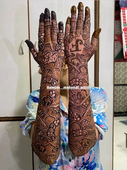 This design features the initial 'F' on one palm and the name 'Fiza' in Arabic on the other.