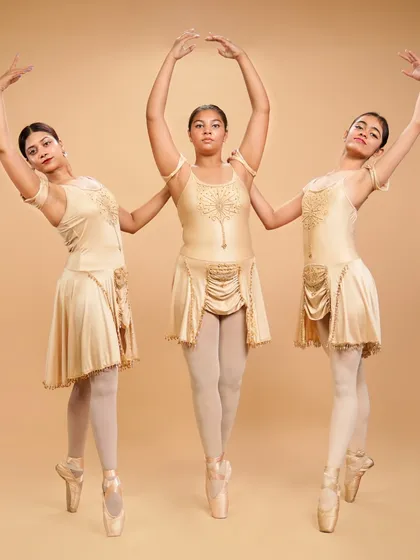 'Mon Soutien' is a piece that celebrates the journey of becoming a ballerina en pointe. These portraits showcase the strength and resilience required, supported by a love for the art form.