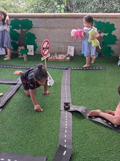 We created a miniature town to learn about our community. Through this imaginative role-play, children explore different jobs, learn to navigate roads safely, and practice collaboration, all while having a wonderful time driving their toy cars through the city they helped build.