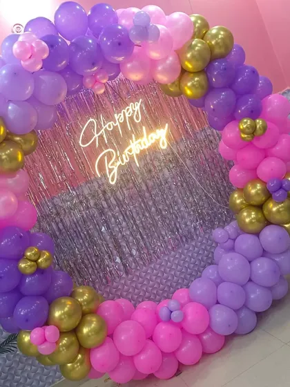 A lovely balloon ring in shades of pink, purple, and gold. The silver shimmer curtain in the center adds extra sparkle, perfect for a girl's birthday party.