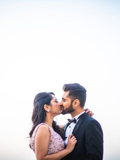 A romantic kiss against the sky, a classic and beautiful pre-wedding portrait that every couple loves.