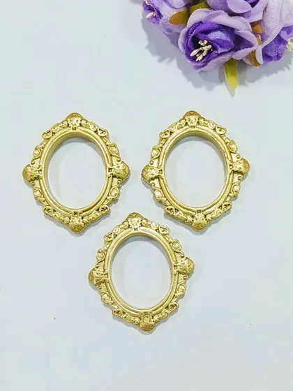 These ornate oval mini frames in a gold finish are perfect for creating elegant pendants or decorative magnets. Their detailed design adds a touch of sophistication.
