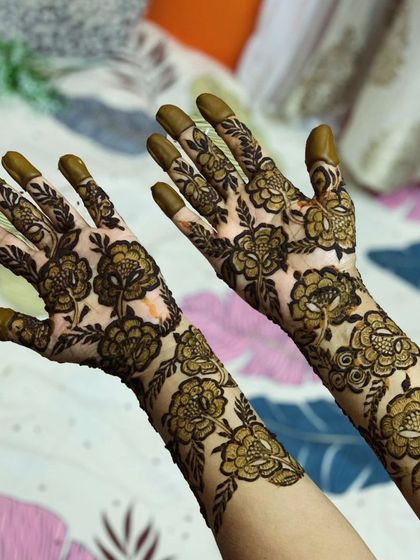 A lovely floral design that is perfect for any celebration. The patterns are open and flowing, giving it a very delicate and feminine feel.