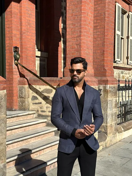 Our navy blue slim-fit blazer, crafted from a textured fabric for a modern, sophisticated look. Perfect for travel and smart-casual events.