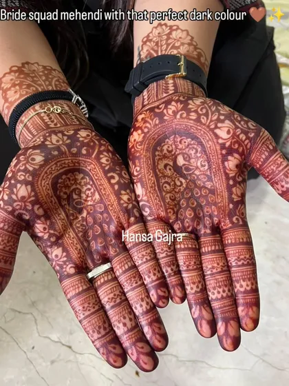 Siders mehendi with a deep color that reflects deep bonds. This design is for the friends and family who celebrate from the heart, featuring fine details, balanced coverage, and that rich, dark stain everyone loves.