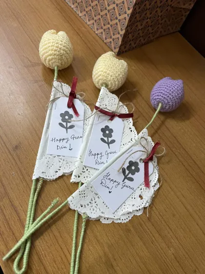 I made these crochet tulips as gifts for Teacher's Day. Each one has a "Happy Guru Din" tag, making it a thoughtful way to show appreciation.