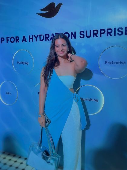 A happy, smiling shot from the event. This outfit is a great example of how to wear wide-leg pants in a dressy way, perfect for a pear-shaped body.