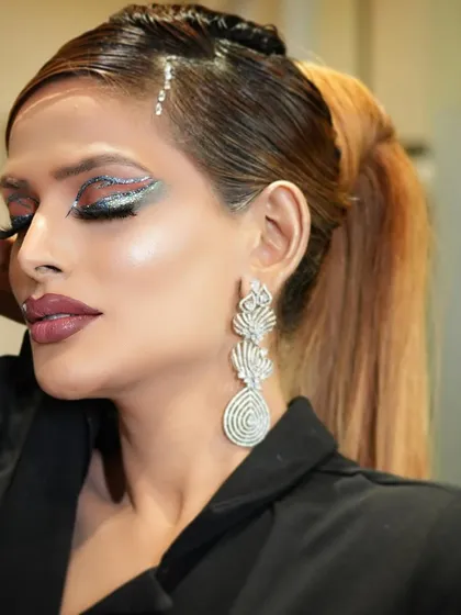 Full-on glitter glam. This creative look features a multi-tonal glitter eye, perfect for the stage or a high-impact photoshoot. It's all about letting your creativity flow.