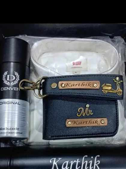 This all-black themed hamper includes a personalized wallet, keychain, and temperature bottle, paired with a white shirt and deodorant.