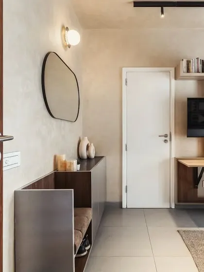 Good design makes life better, no matter the size of the space. In this compact apartment, we integrated a flexible work desk and smart storage solutions to create a living area that is both functional and uncluttered. It demonstrates our approach to maximizing utility without compromising on a feeling of spaciousness and calm.