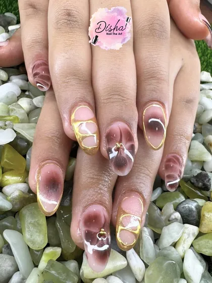 Glass nails with a golden touch. This unique design features a brown, translucent base with elegant gold line work for a sophisticated and modern look.