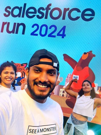 A quick selfie before kicking off the warm-up session at the Salesforce Run. It's important to me to connect with my team and the audience, bringing a personal and friendly vibe to even the biggest stages.