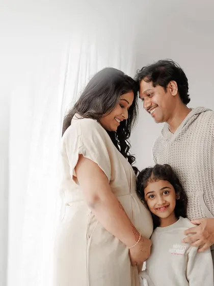 Maternity shoots are so special to me. For this beautiful family portrait, I went with a very soft, natural makeup look to enhance the mother's pregnancy glow. The goal was to keep her looking fresh and feeling comfortable, letting the joy of the moment shine through.