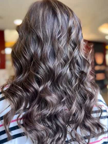 A duplicate of the previous image, showing the beautiful wavy balayage.