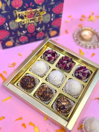 A look inside my Indian Fusion 'Truffle Box'. This one features a mix of my favorite flavors: delicate Rose Gulkand, sweet Coconut, and rich Dark Chocolate Roasted Almond. It’s a modern twist on traditional mithai, perfect for any festival.