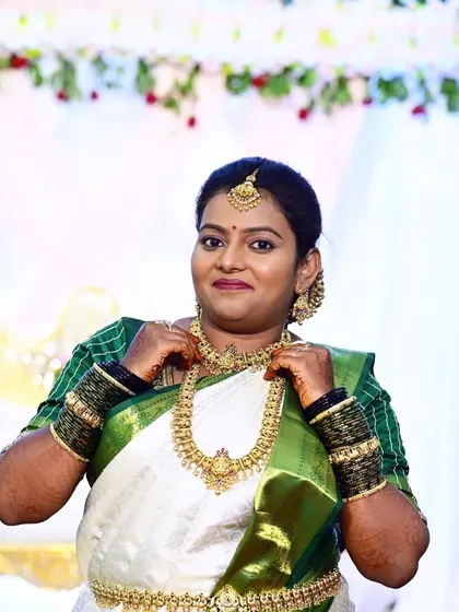 Not every bride wants heavy makeup. For Pushpa's Muhurtham, she requested a minimal look, so I focused on creating a fresh, clean, and elegant style that felt like her own skin.