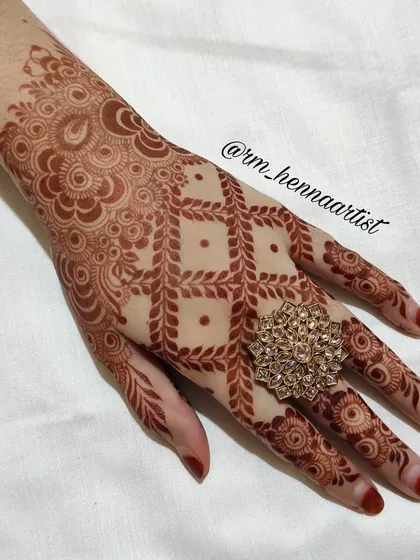 A beautiful stain from a back-hand design, perfectly complemented by a statement ring. This is a great look for Eid or a wedding.