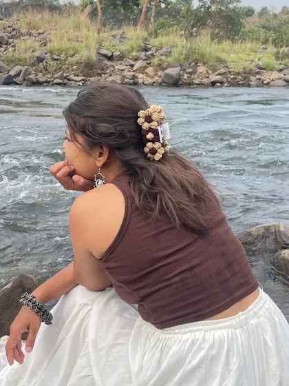 A beautiful shot of my brown and beige floral crochet claw clip in action. The earthy tones make it a perfect accessory for a natural, bohemian-inspired look.