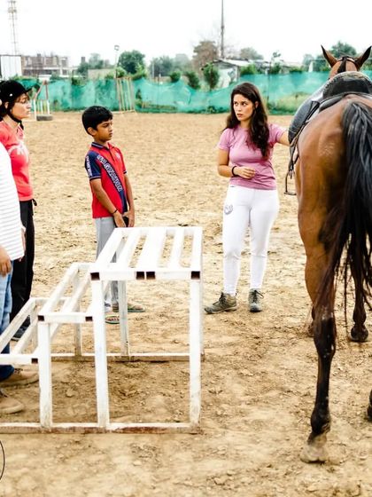An outdoor practical lesson on horse anatomy and how to properly prepare a horse for riding.