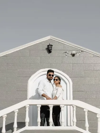 The balcony of our grey modern house set offers a unique vantage point for stylish couple shots. The clean lines and neutral tones provide a contemporary and fashionable backdrop.