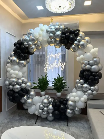 A brighter shot of the black and white balloon ring, showing the contrast of the colors.