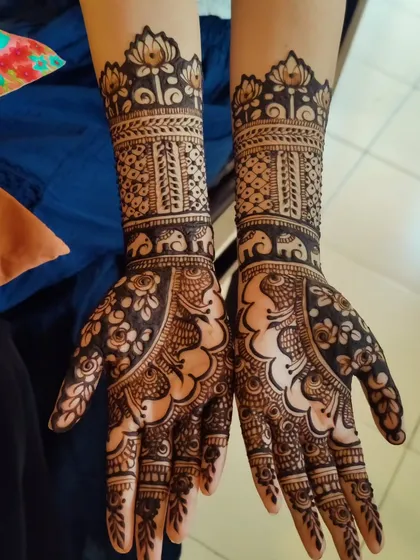 A grand design for a bridesmaid, featuring peacocks, elephants, and lotuses. It’s a beautiful mix of all the classic royal motifs.