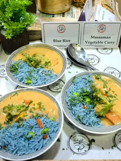 Blue rice hypnotise teri kardi hai mennu! Our vibrant Butterfly Pea Flower Rice is paired with a creamy Massaman Vegetable Curry for a visually stunning and delicious Thai-inspired meal.