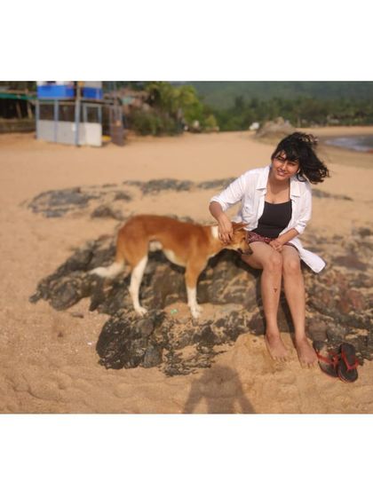Daydreaming of days spent on the beach, making new furry friends. My love for dogs follows me everywhere I go.