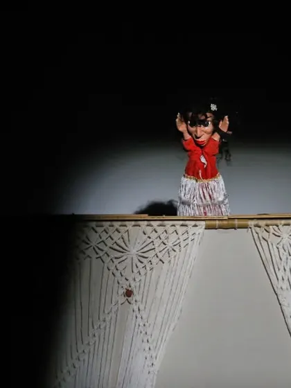 A single, spotlit puppet creates a dramatic and endearing moment in 'Mamulengo de la Mancha'.