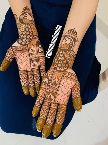A majestic peacock design, perfect for any festive occasion like Diwali or Teej. The peacocks are designed to face each other when the hands are brought together.