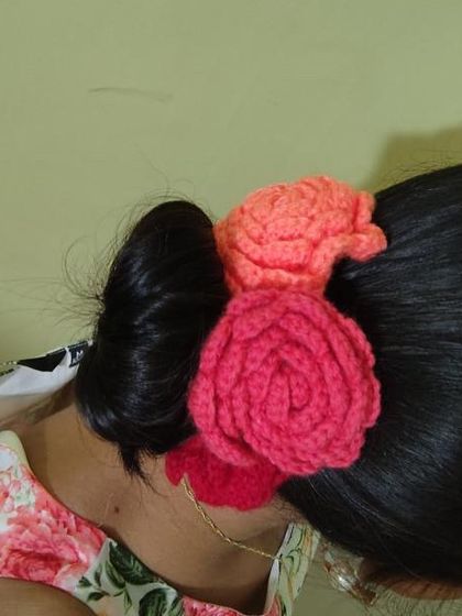 A close-up of a customer wearing our rose gajra. The different shades of pink look so pretty together.